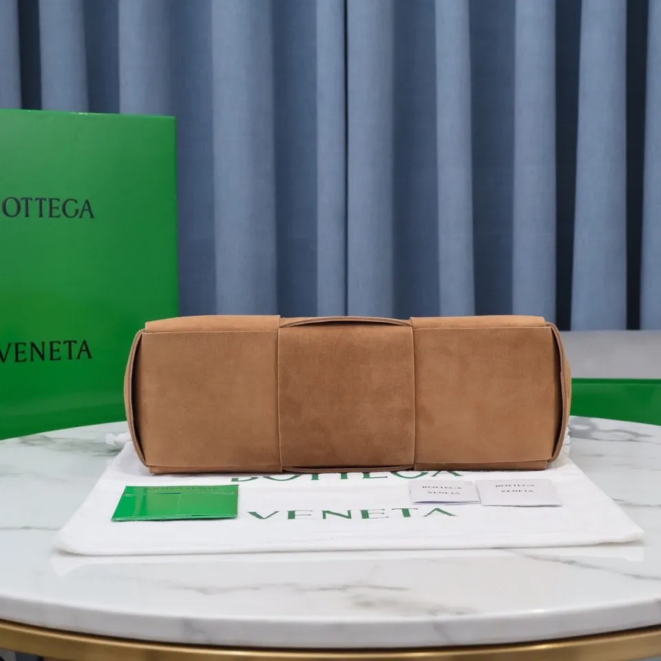 Batch 1960 BottegaVeneta# 🧷Early autumn SLIP tote handbag, the oversized woven design really makes it a huge gap from ordinary tote bags 🔗🔗The interior is matched with leather. ⛓Daniel Lee leads the brand gene to continue to evolve with fresh inspiration🧬🧬 Showing the balance between luxury and reality👉Wild green Size: 36*24*12【9892#】